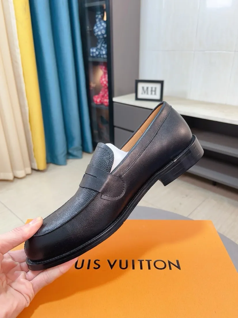 Men's Men's Shoes 💰500🌸🌸【LV】Louis Vuitton's new open-edge pigskin shoes are the most popular classic. Synchronized with the official website, the upper adopts Italian imported upper embossing➕comfortable cowhide lining, fashionable atmosphere, unique brand and unique craftsmanship. Highlighting the hot style of the new year. Stop hesitating, stop wandering, get it now. Code number: 38--44